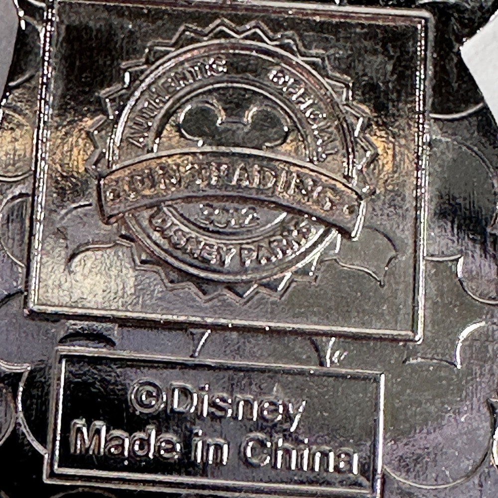 DJ Party Cadence Club Penguin Pink Headphone Mystery Series 2 Disney Pin 2012 - Picture 2 of 6